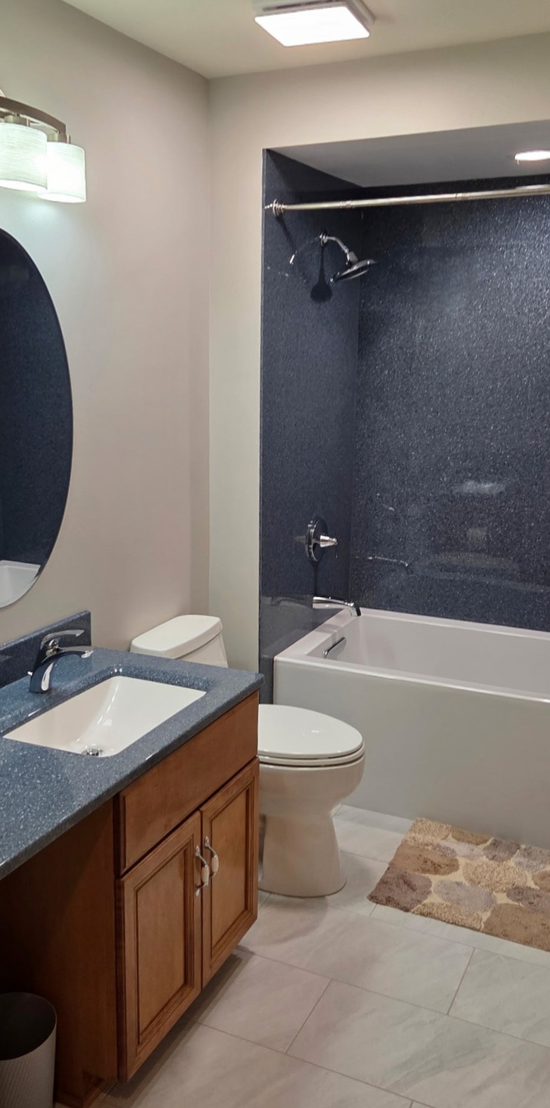 Bath E Shower And Vanity